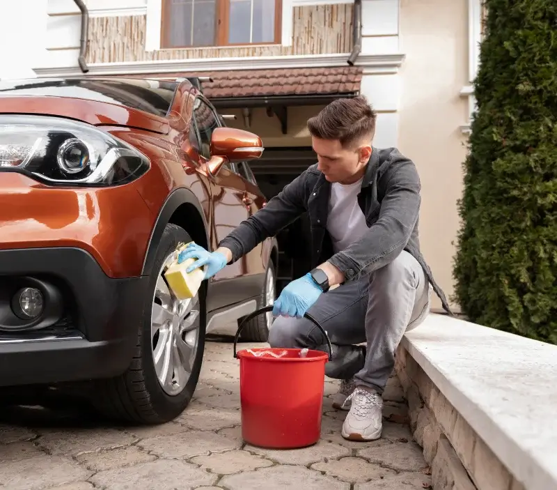 Lavage auto à domicile Rives de l'Yon : professionnel intervenant sur un véhicule